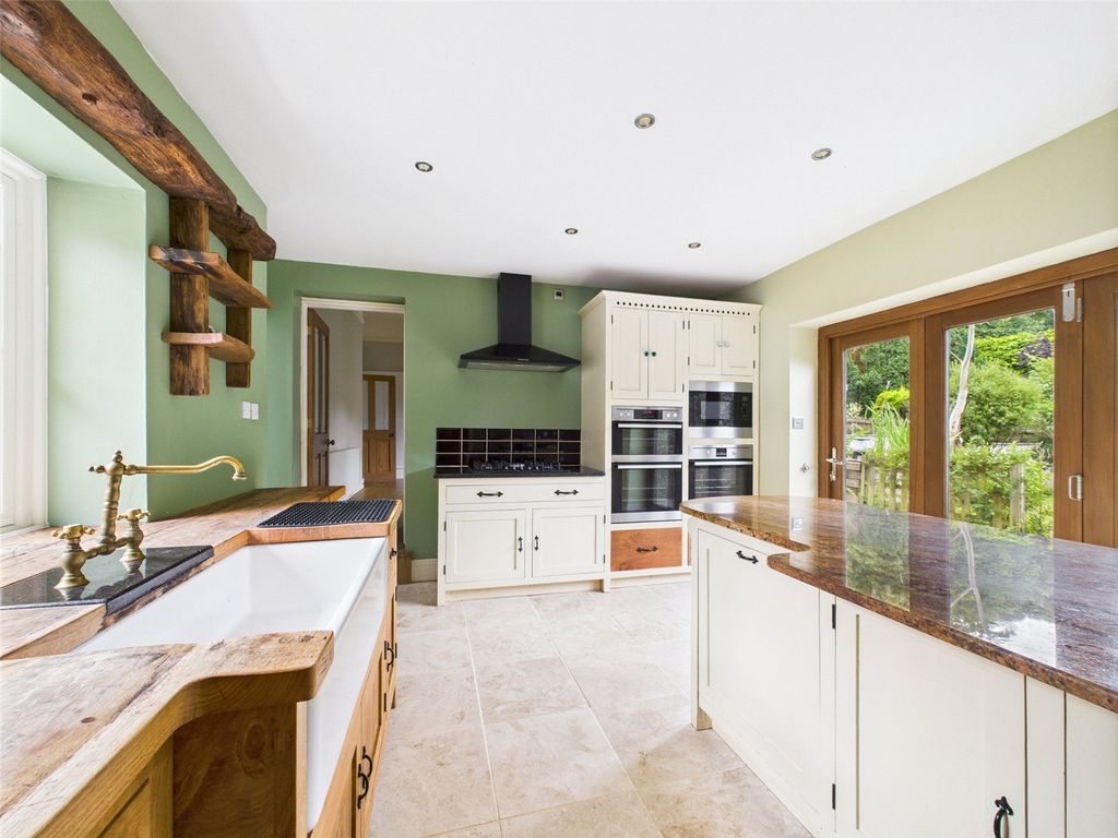 Property photo 3 of 19 Kitchen
