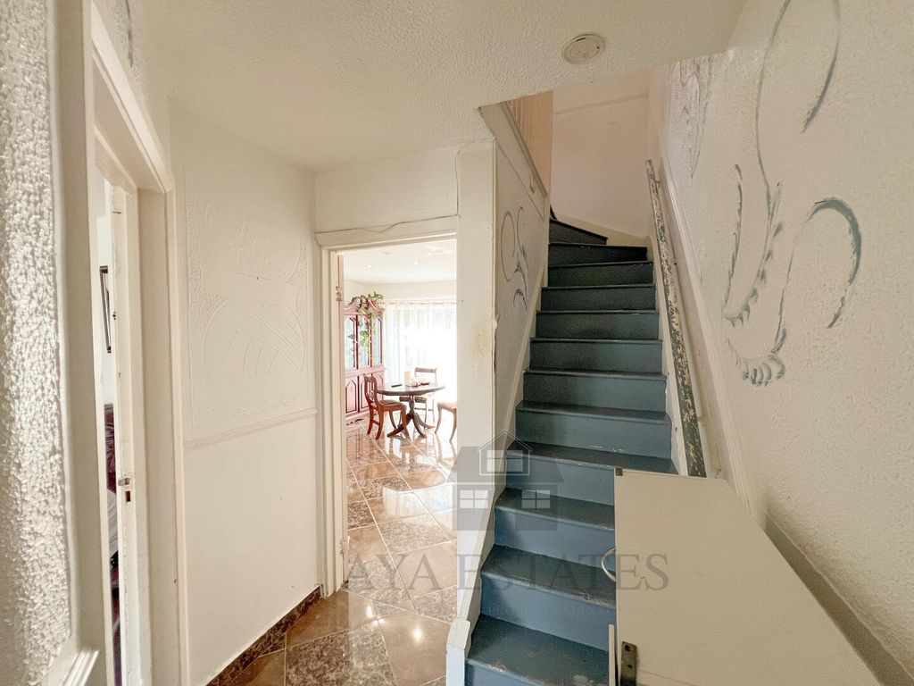 Property photo 2 of 18 Hallway