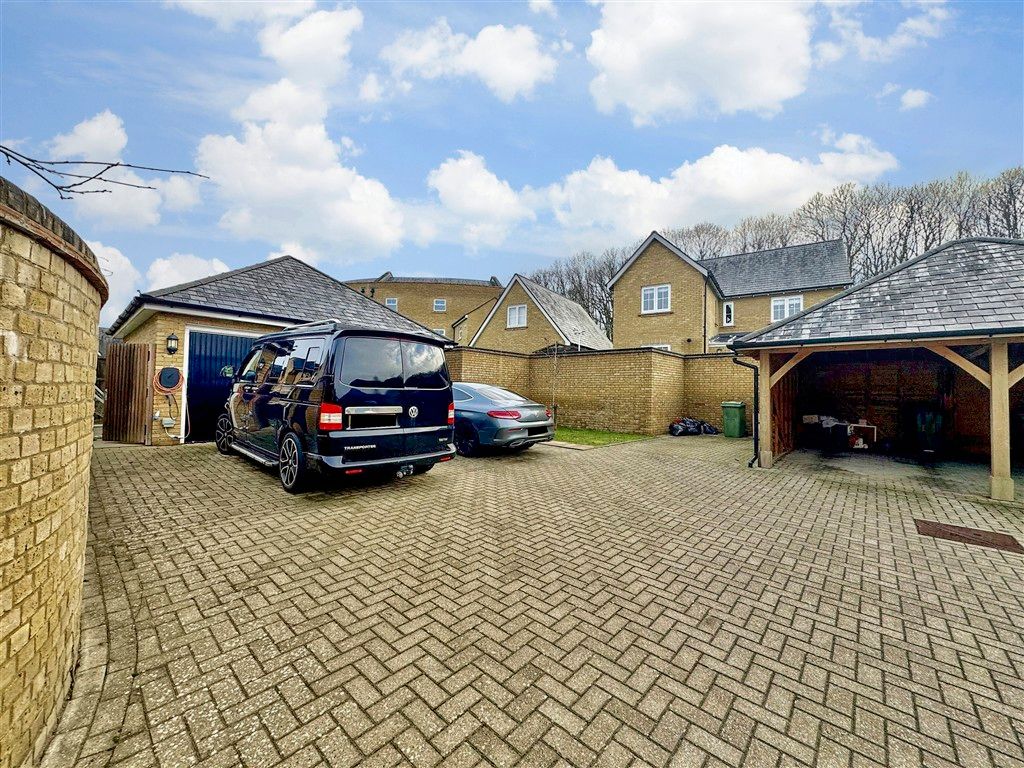 Property photo 2 of 5 Parking