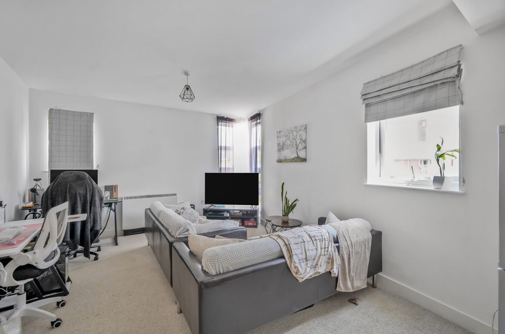 Property photo 2 of 13 1298452-9-683887F...