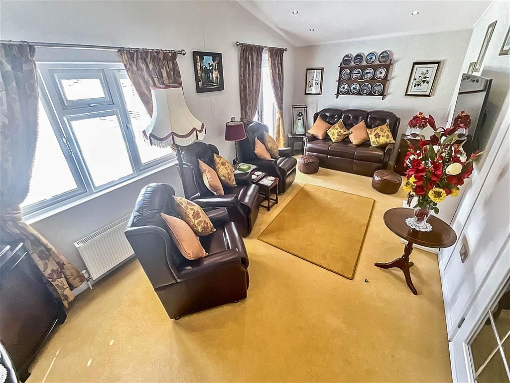 Property photo 3 of 14 Lounge