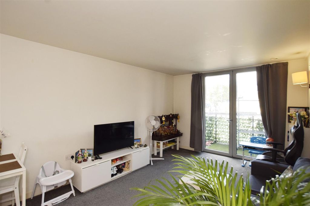 Property photo 3 of 13 Lounge.Jpg