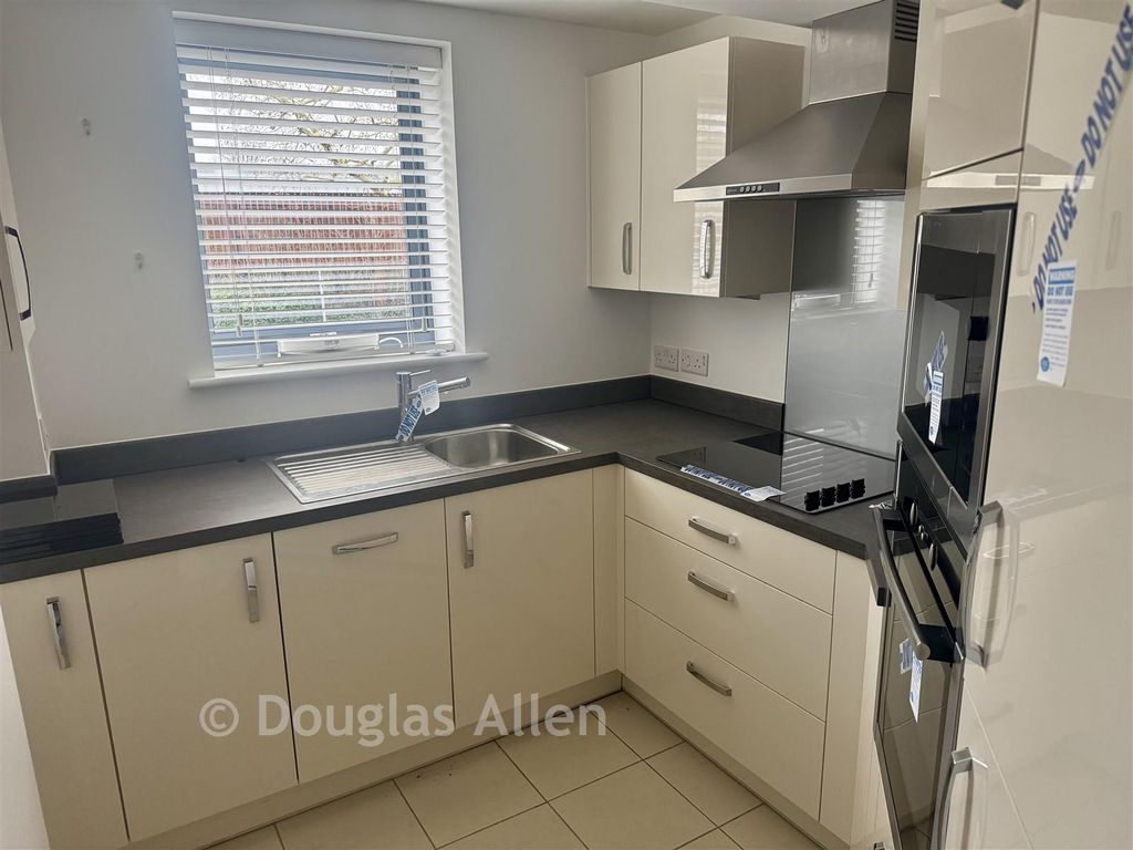 Property photo 2 of 7 Kitchen