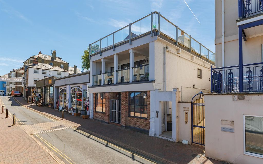 Property photo 1 of 44 Exceptional Home In Old Town Cowes