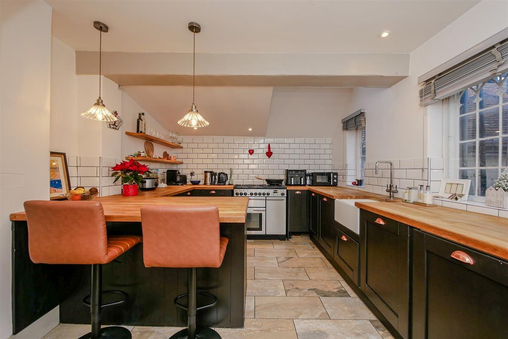 Property photo 3 of 13 Kitchen/Breakfast Toom