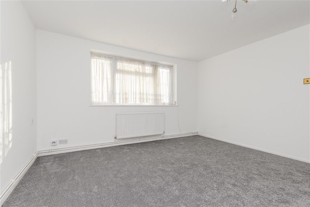 Property photo 1 of 7 Living Room