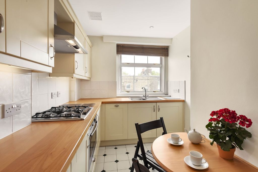 Property photo 3 of 12 Kitchen/Breakfast