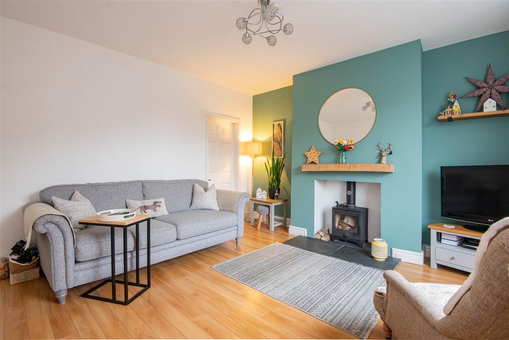 Property photo 2 of 17 Lounge