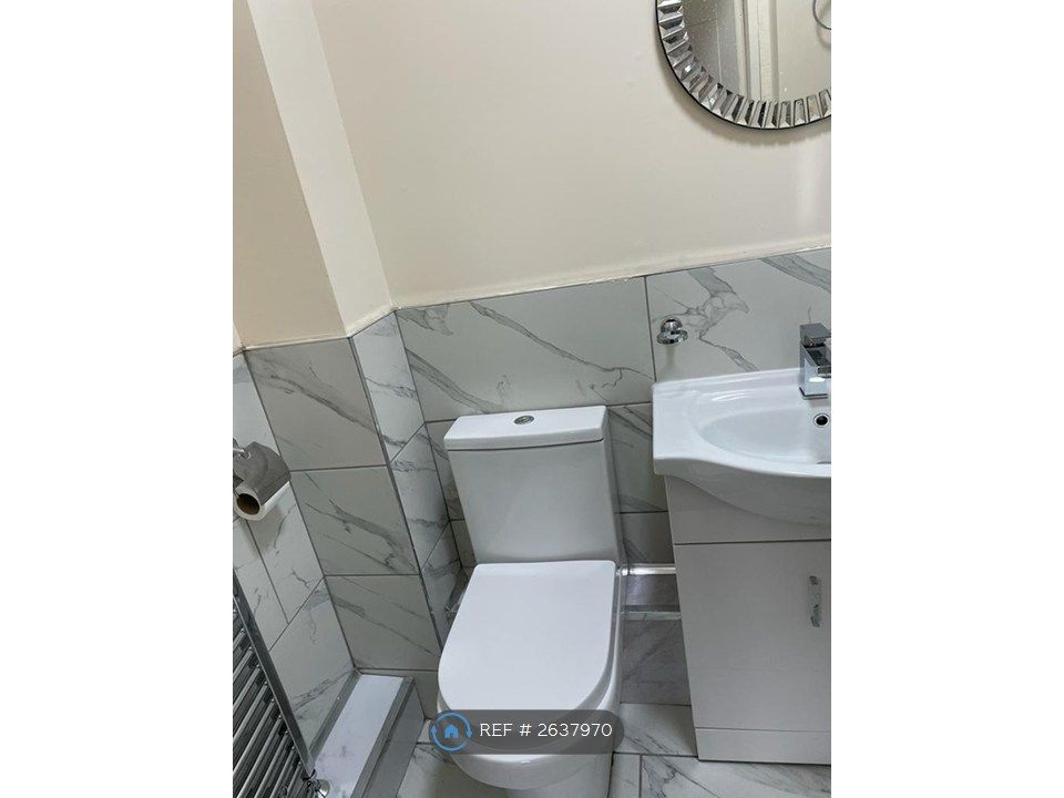 Property photo 3 of 11 Bathroom