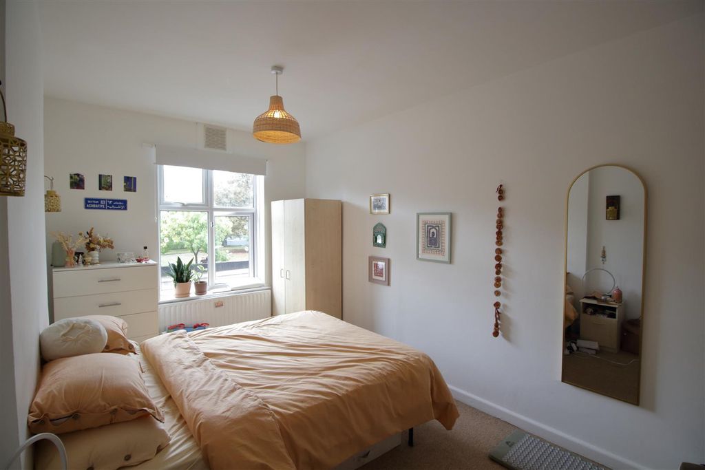 Property photo 2 of 11 Eden Harper Brixton Hill Court