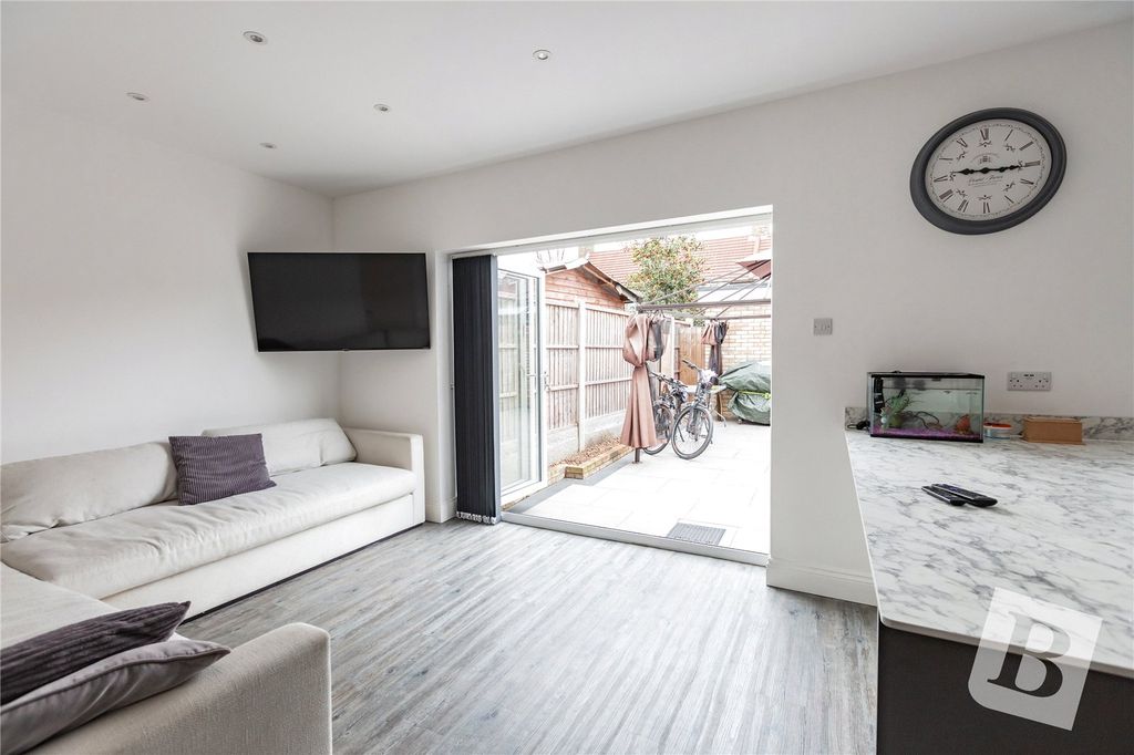 Property photo 3 of 32 Lounge