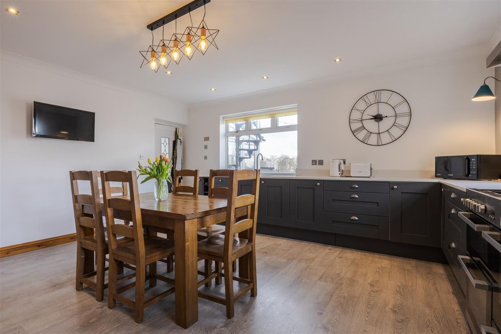 Property photo 3 of 27 Kitchen/Breakfast Room