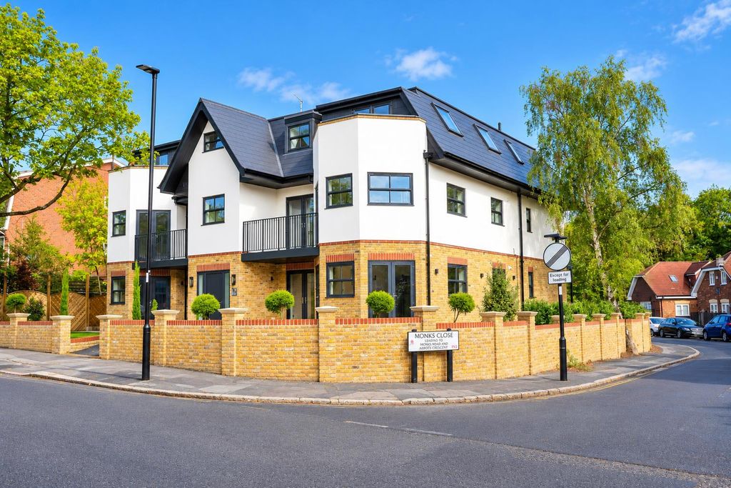Property photo 1 of 9 Sunlit Modern Corner Townhouse.Png