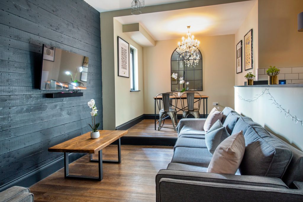 Property photo 1 of 8 Flat R, Hosiery, Living Room 1