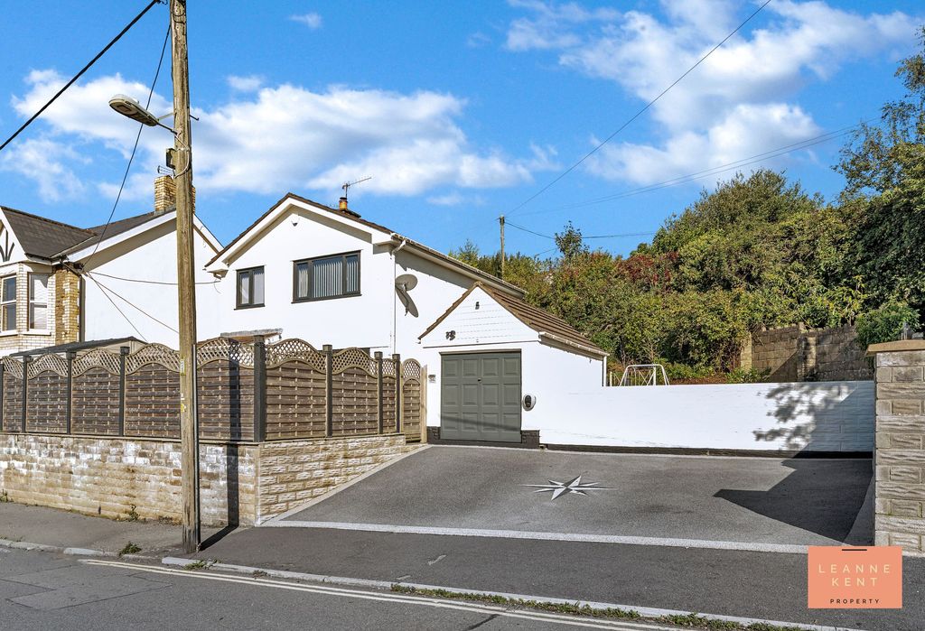 Property photo 1 of 43