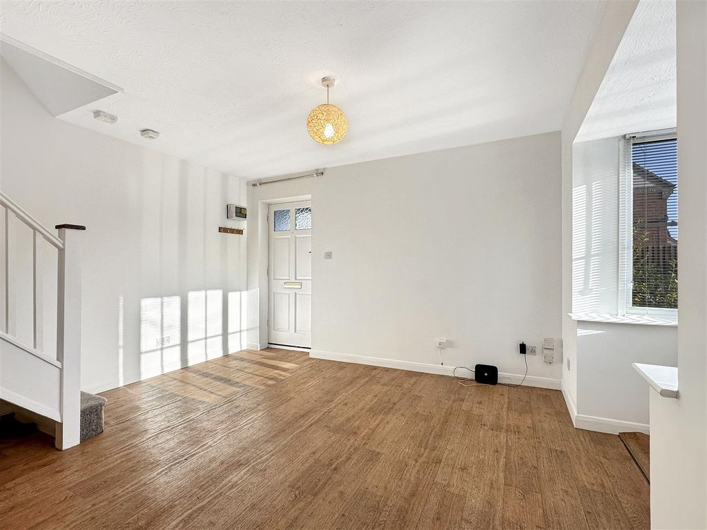 Property photo 3 of 12 Living / Dining Room (2)