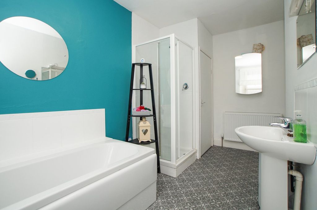 Property photo 3 of 21 Bathroom