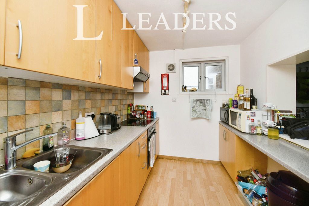 Property photo 3 of 10 Kitchen