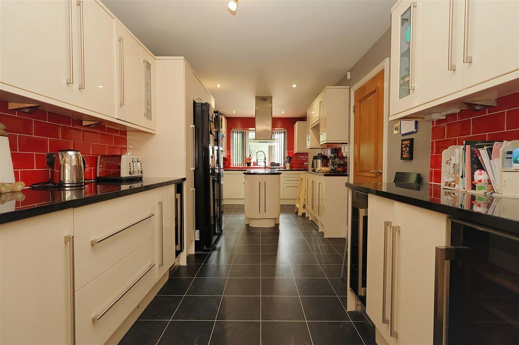 Property photo 3 of 27 Kitchen
