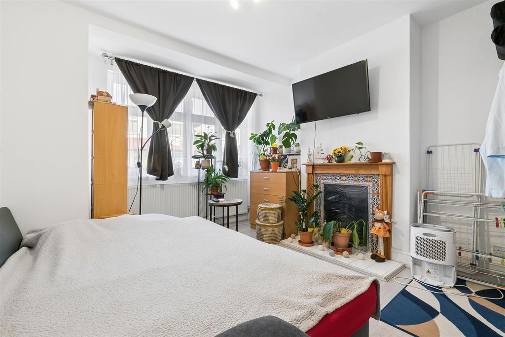 Property photo 2 of 8 42 Dinton Road, Colliers Wood, Sw19 Reception.Jpg