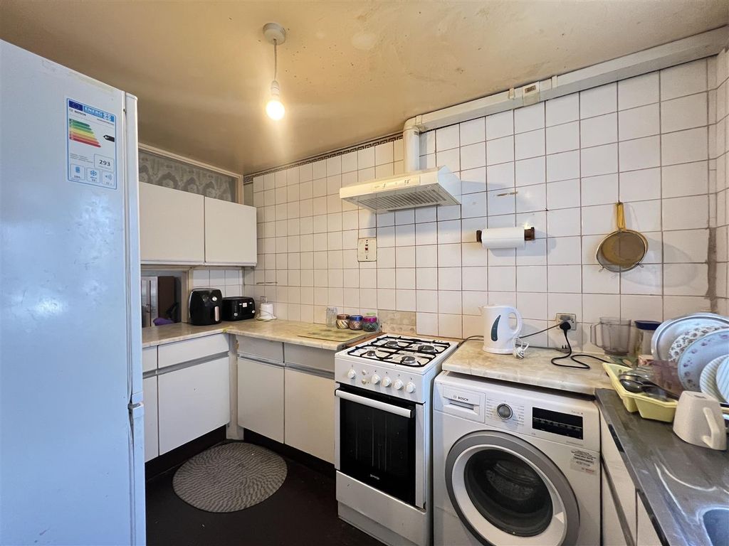 Property photo 3 of 8 Kitchen