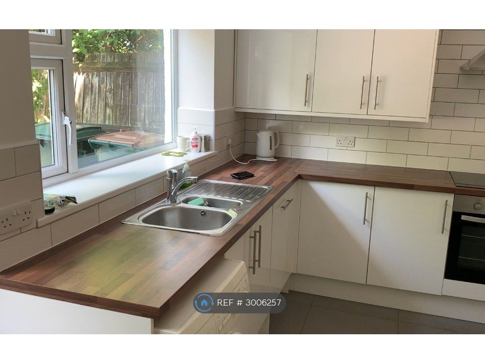 Property photo 2 of 11 Kitchen