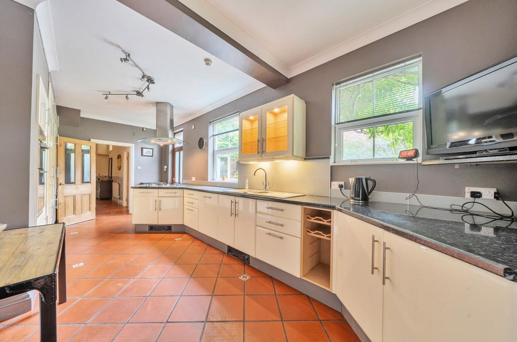 Property photo 2 of 22 1510861-16-6A9Eb0cd2F7Fe.Jpg