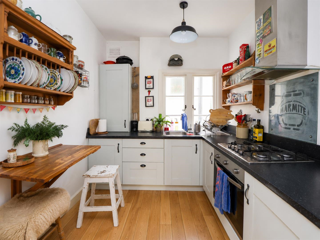 Property photo 2 of 10 Kitchen