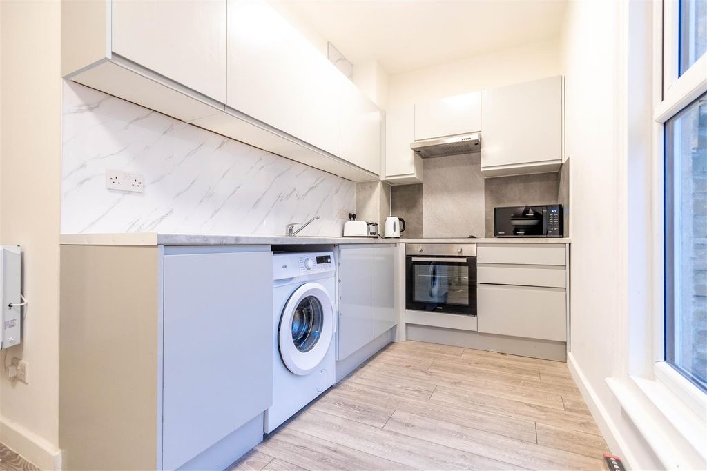 Property photo 3 of 7 Communal Kitchen.Jpg