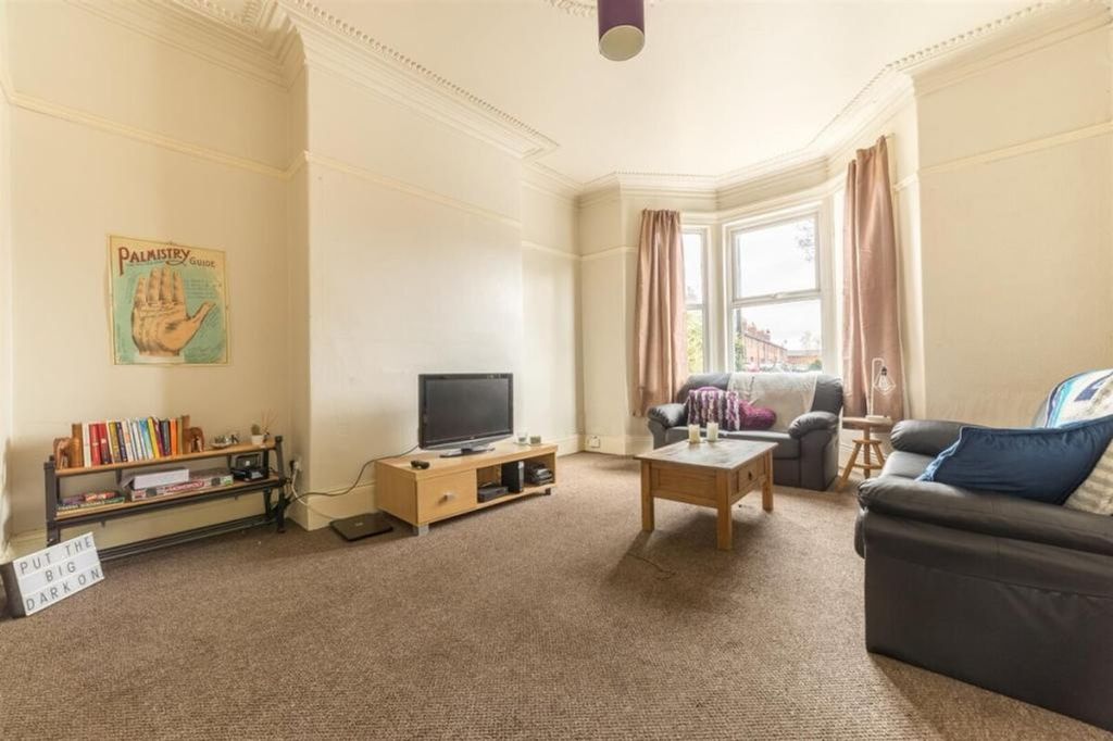 Property photo 1 of 6 A Spacious And Inviting Large Modern Living Room, ...