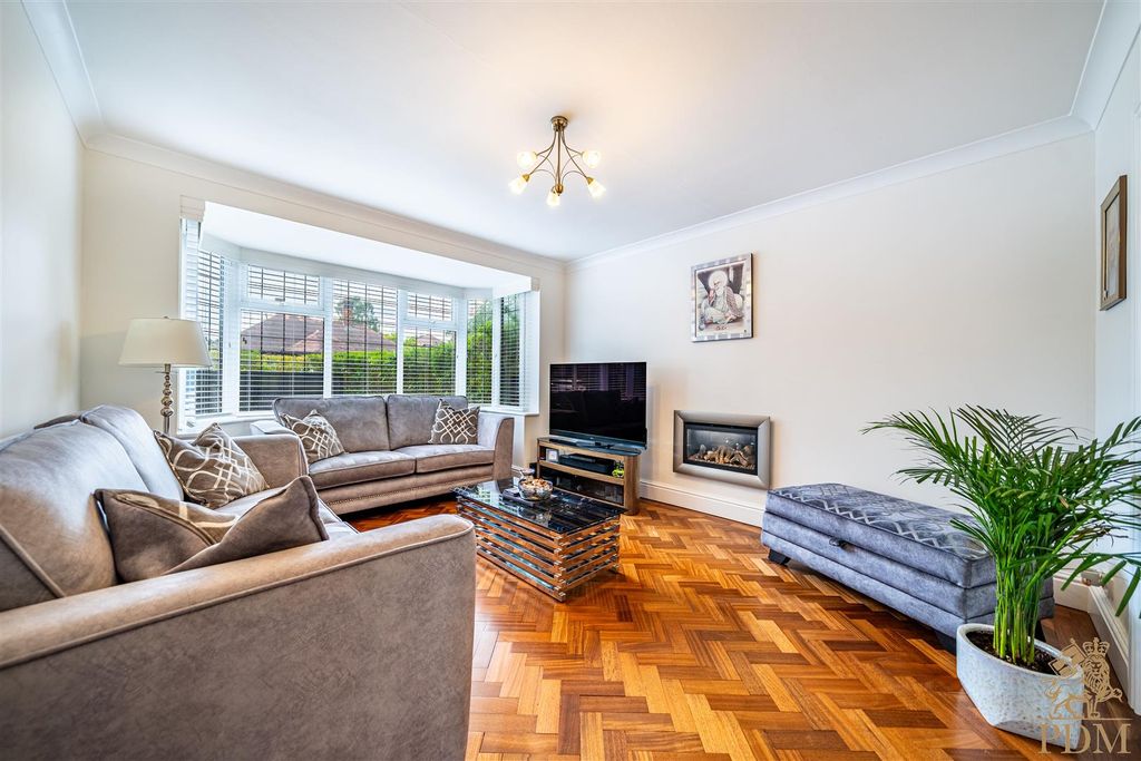 Property photo 3 of 21 25044-04 186 Harrow Road_004.Jpg