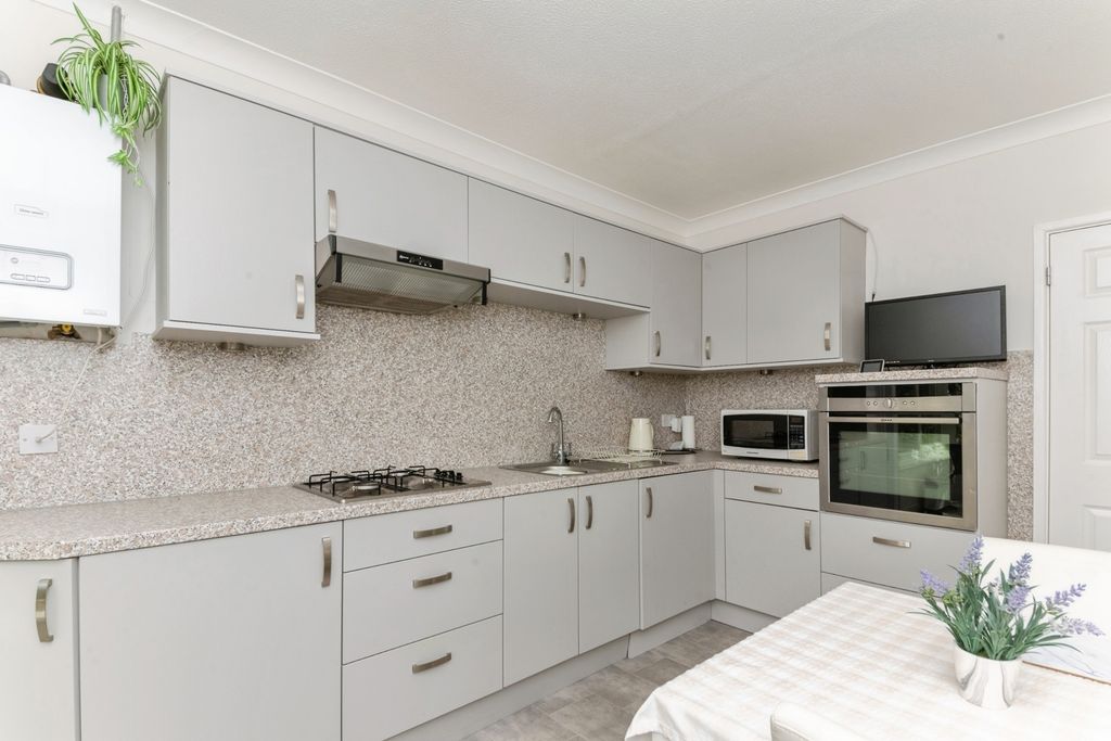 Property photo 3 of 11 Kitchen