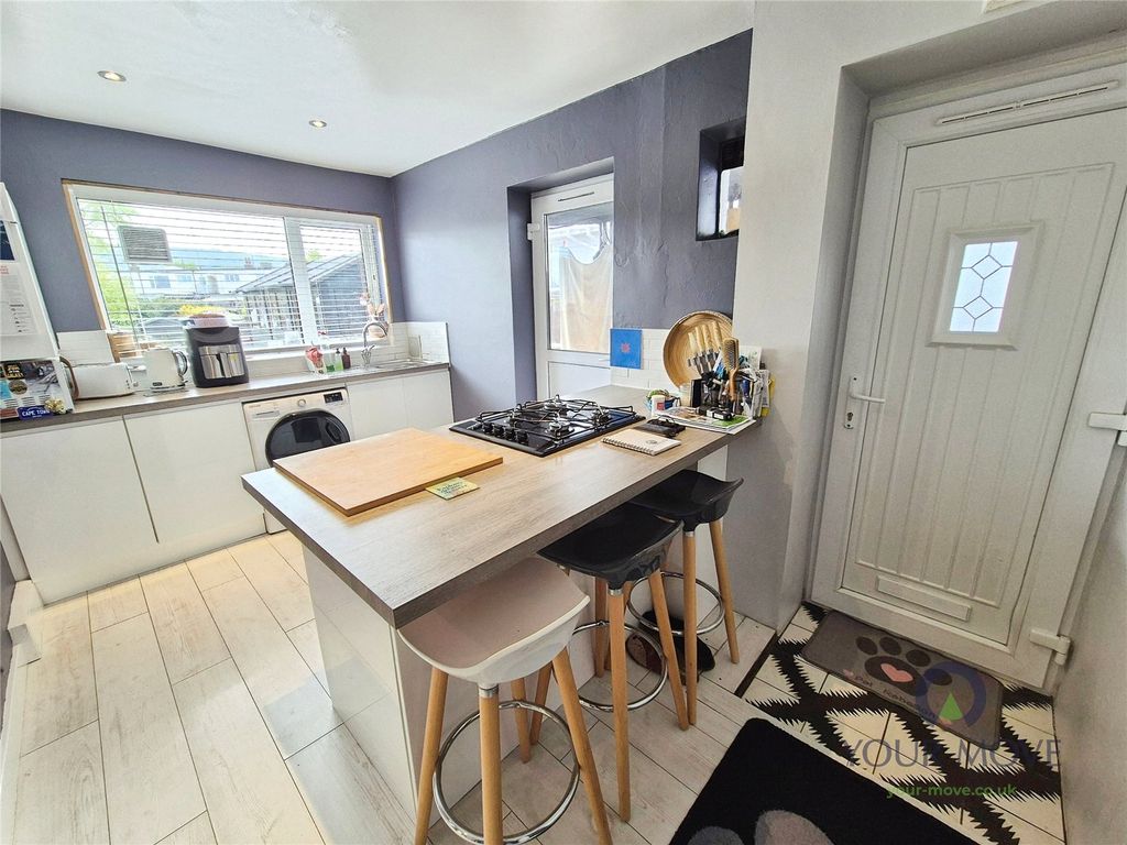 Property photo 3 of 17 Kitchen
