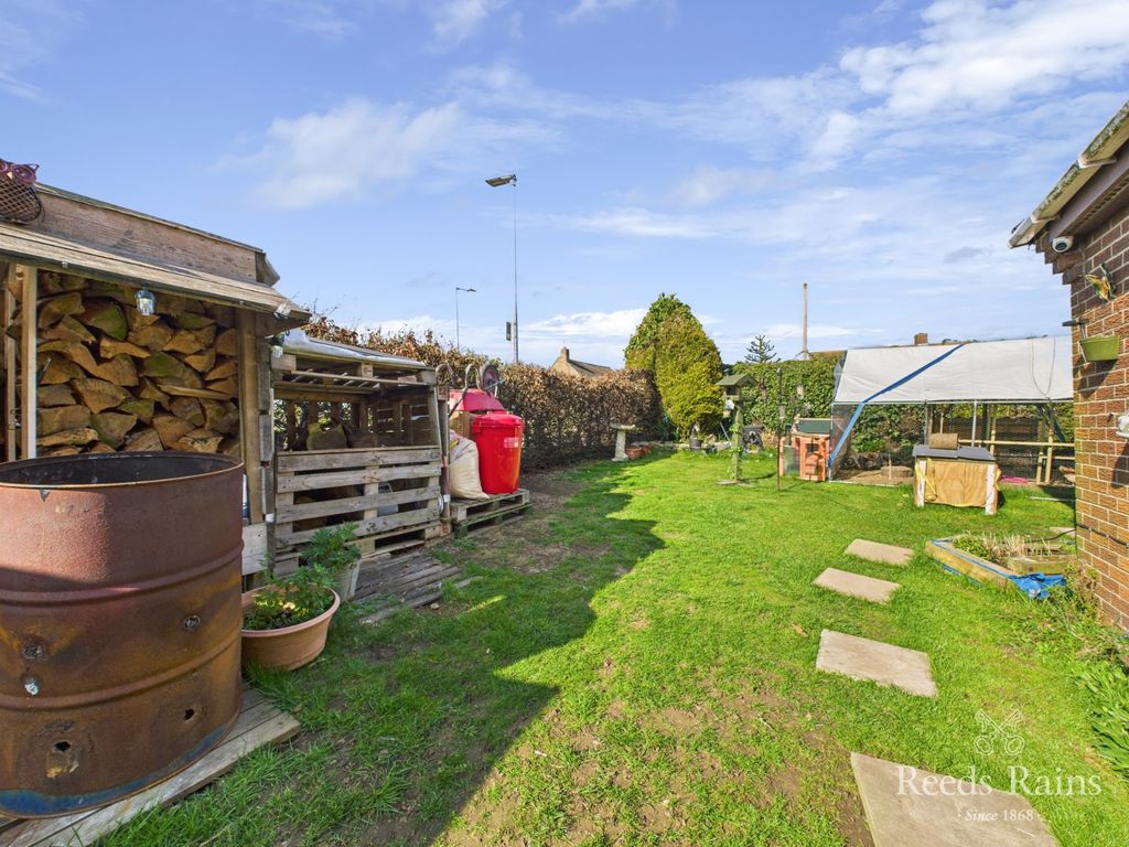 Property photo 2 of 22 Side Garden