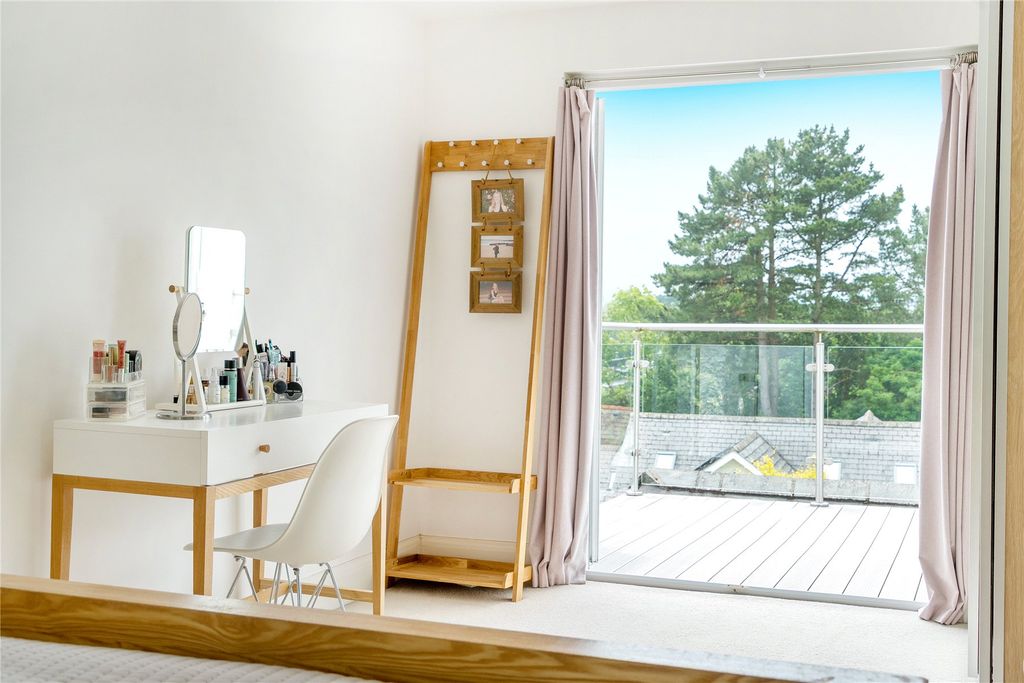 Property photo 3 of 21 Balcony