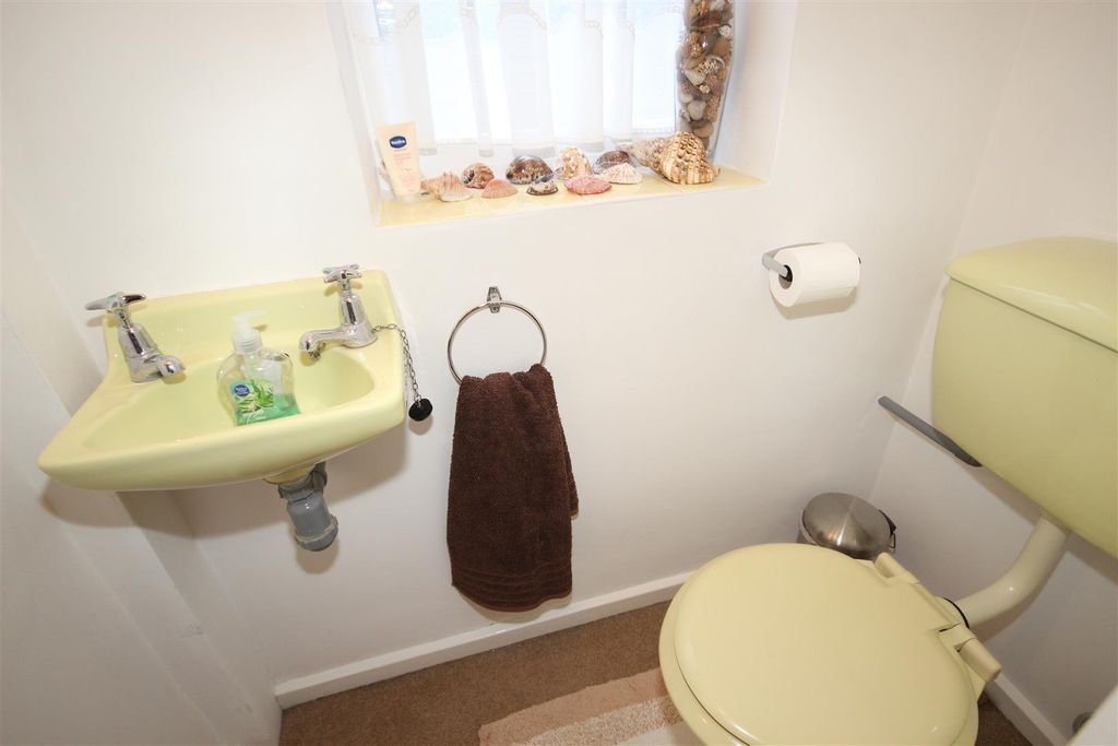 Property photo 3 of 19 Cloakroom