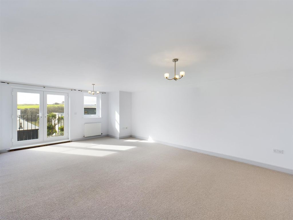 Property photo 2 of 12 2 Pentire Mews Lounge