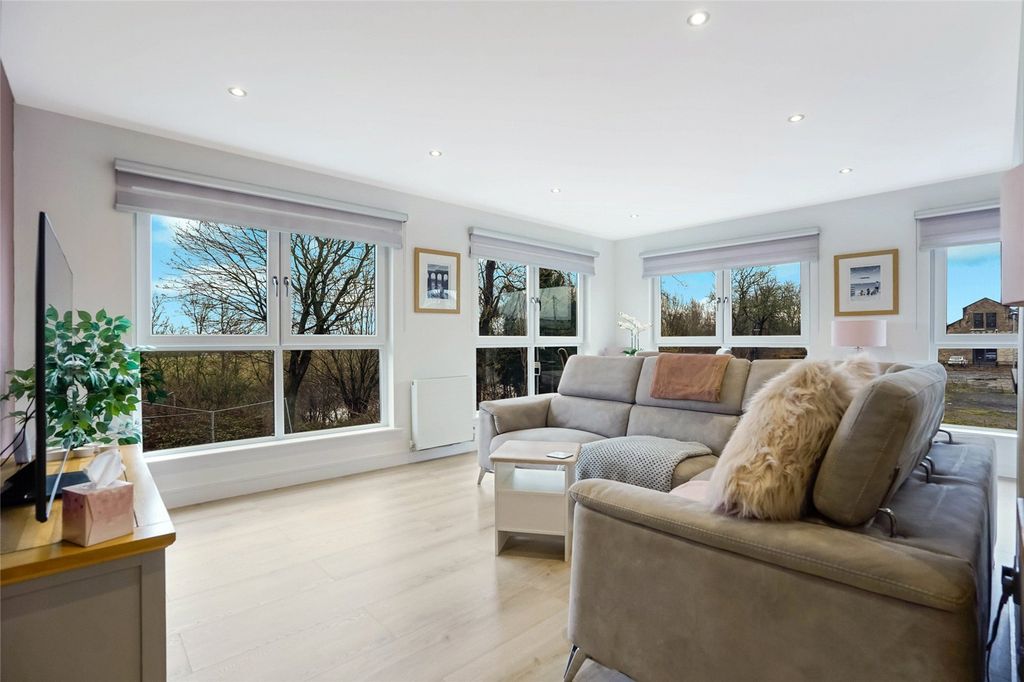 Property photo 3 of 19 Lounge