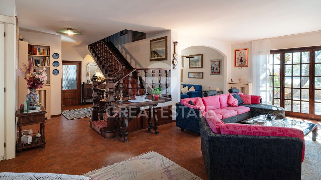 Property photo 2 of 52 Interiors