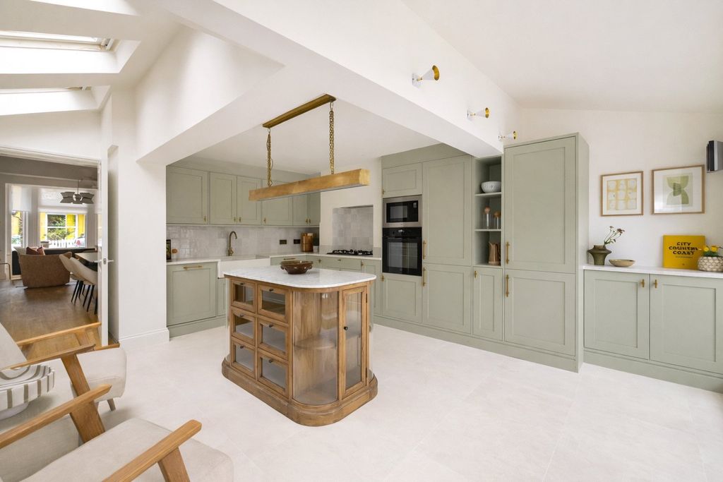 Property photo 2 of 11 Kitchen