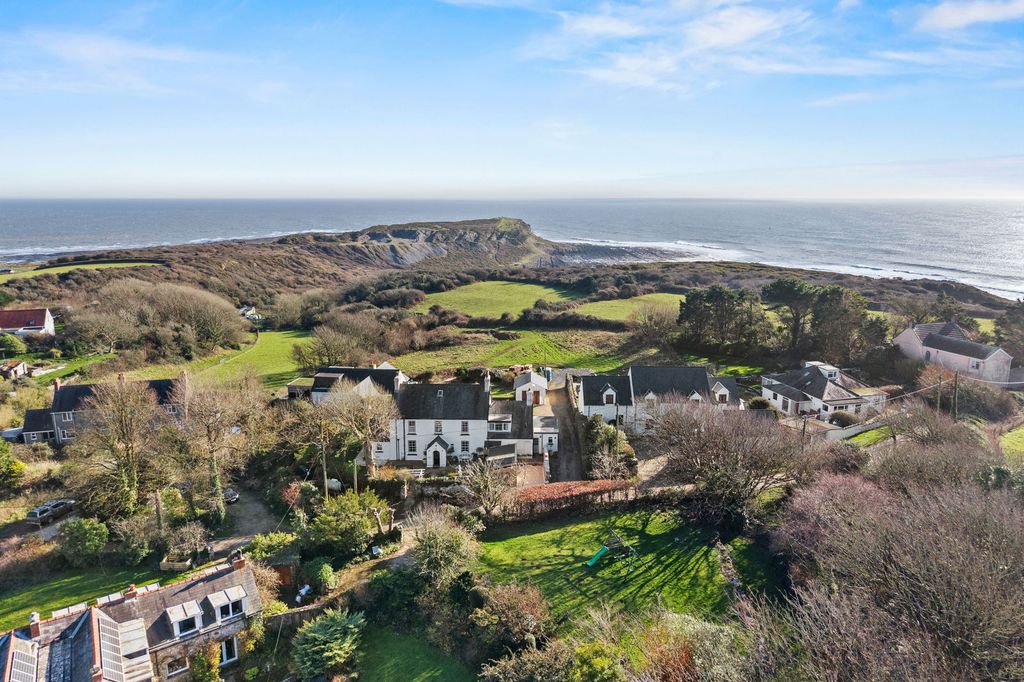 Property photo 2 of 28