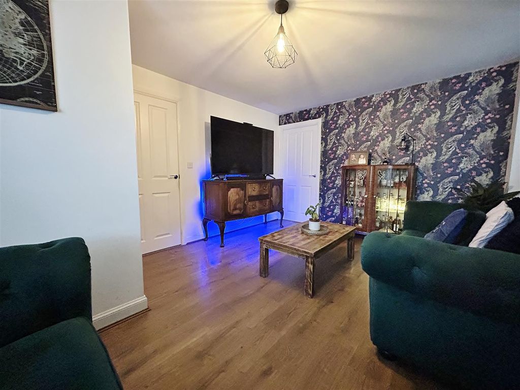 Property photo 3 of 21 Lounge