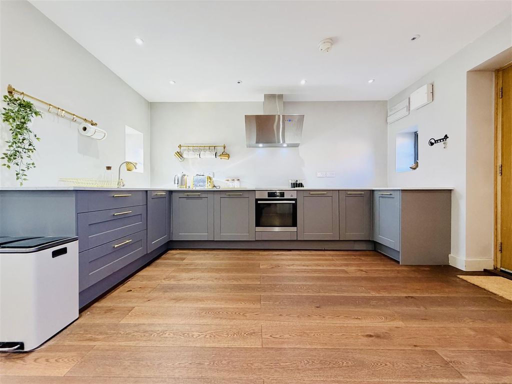Property photo 3 of 32 Kitchen