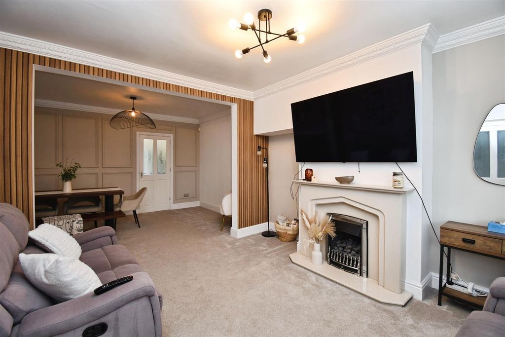 Property photo 2 of 15 Open Plan Lounge / Dining Room