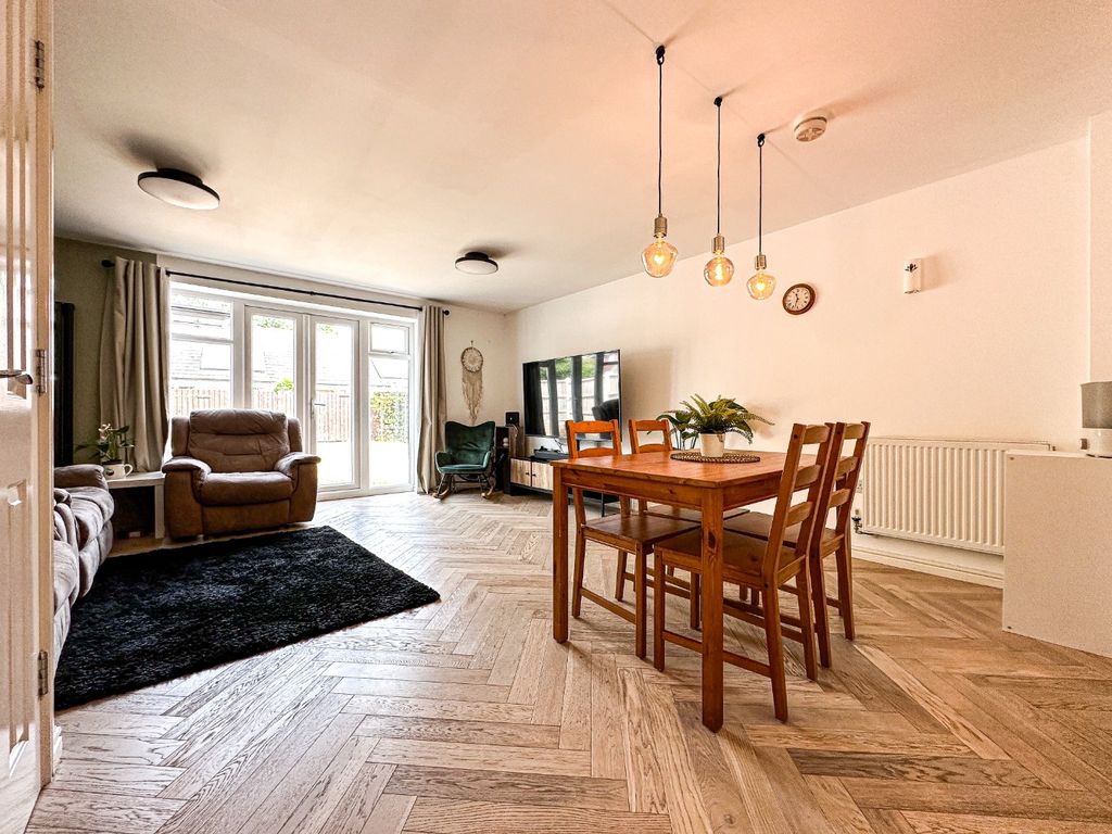 Property photo 2 of 20 5061628