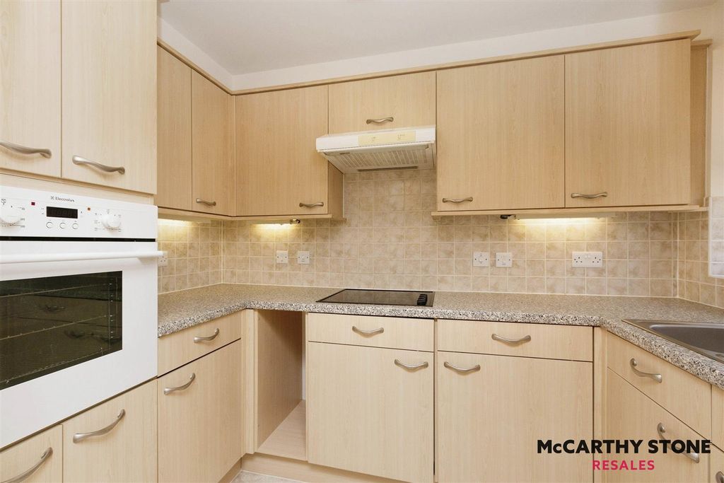 Additional image 5 of 2 bed flat for saleRadford Court, Tower Road, Liphook GU30