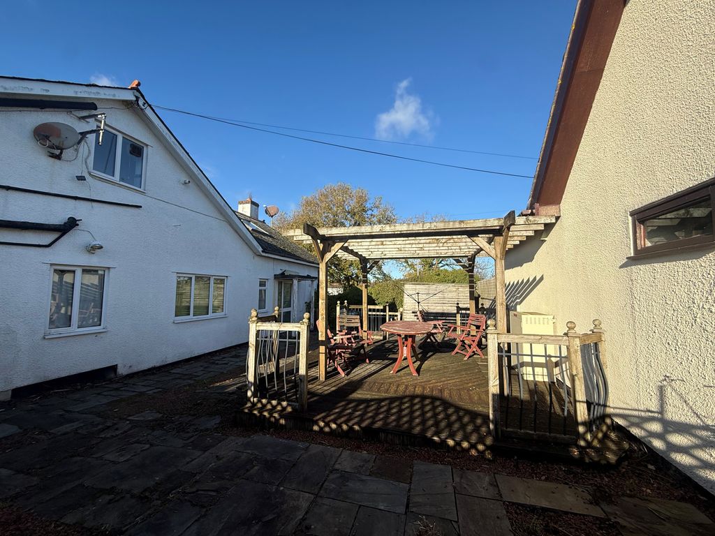 Property photo 2 of 17 Com Patio 3