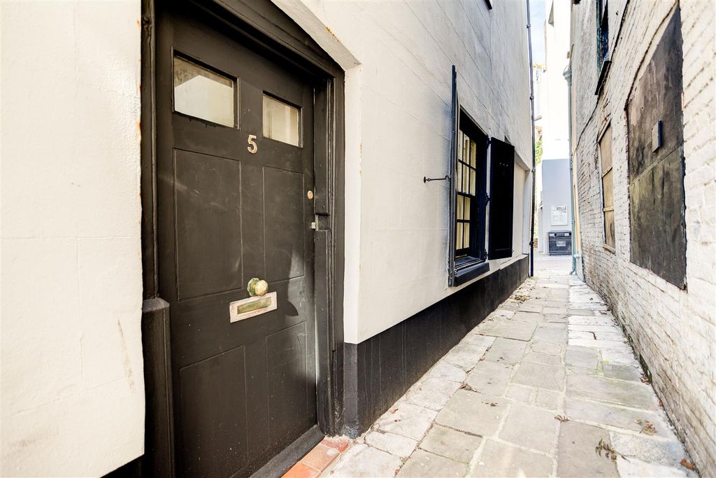 Property photo 3 of 28 Flat Entrance