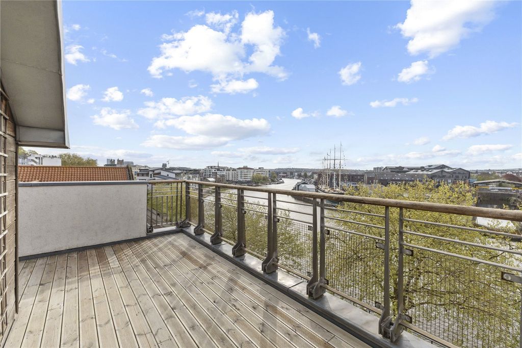 Property photo 3 of 17 Balcony