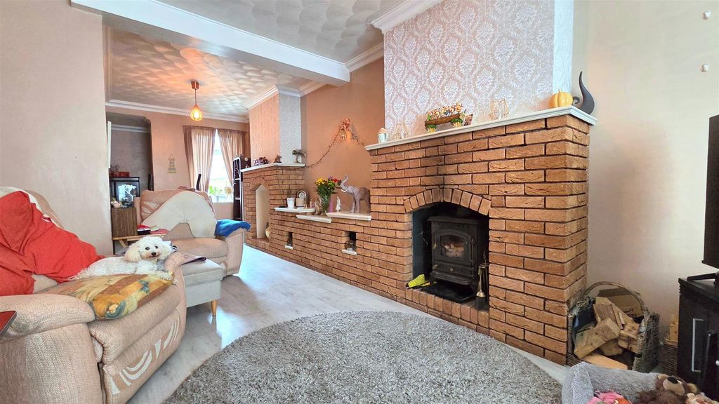 Property photo 3 of 11 Lounge